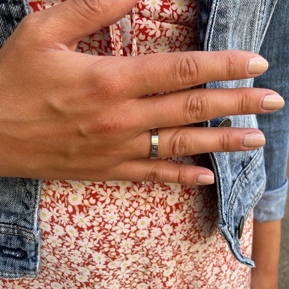 LUXURY SILVER SCREW RING LOVE BAND RING - Picture 3 of 16